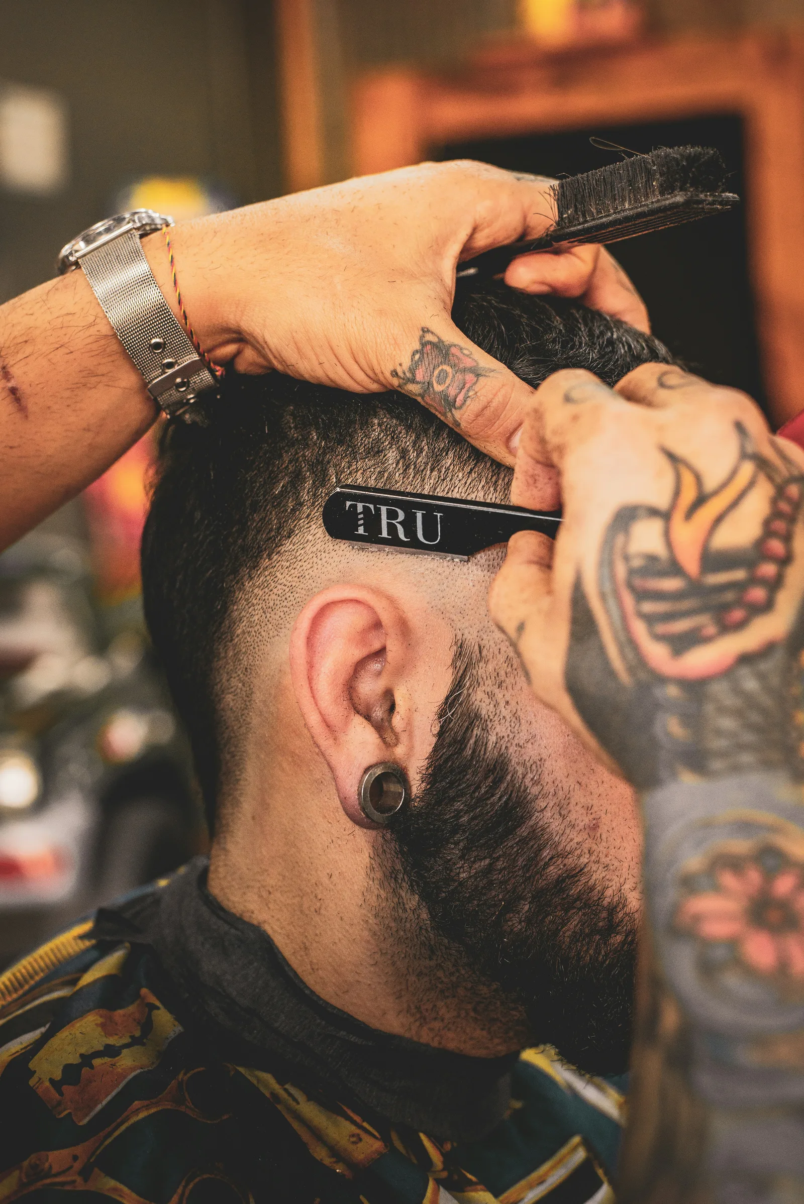 Corte degradé con perfilado de barba